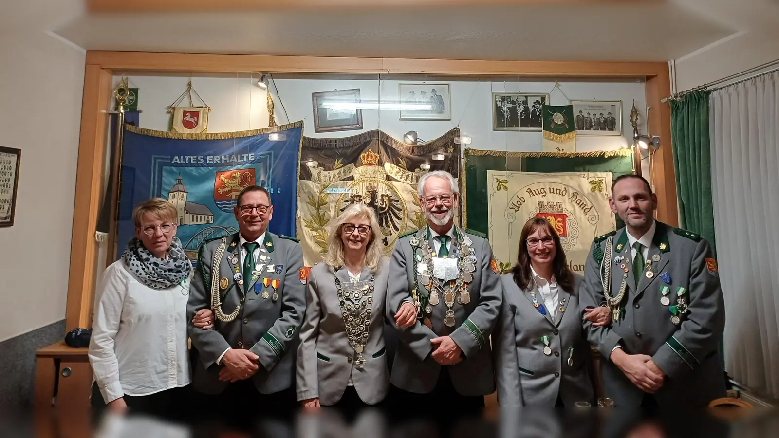 Königshaus Lauenförde (v.l.): Bestdame Birte Belau-Seidenkranz, Bestmann Jörg Seidenkranz, Schützenkönigin Sabine Sprock, Schützenkönig Bernd Tyrasa, Bestdame Yvonne Bönnighausen, Bestmann Benjamin Bönnighausen. (Foto: SV Lauenförde)