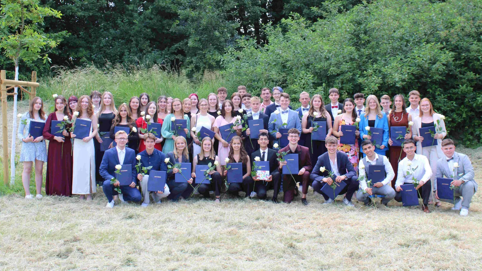 Die Abiturientia 2023 des SGS am von der Stufe gepflanzten Jahrgangsstufenbaum. (Foto: Michael Volmer)