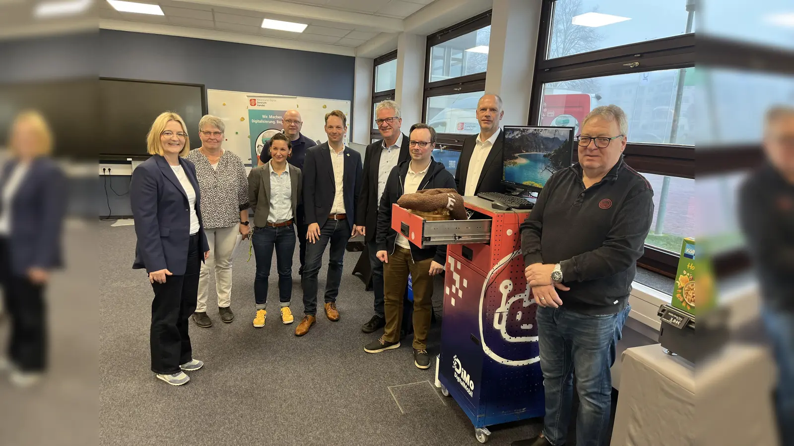 Das „Digital Mobil“ hat Halt am Johann-Conrad-Schlaun-Berufskolleg in Warburg gemacht: Auf dem Foto (von links): Birgit Klennert (Leitung der Geschäftsstelle Regionales Bildungszentrum der Berufskollegs), Christiane Ellermann (Johann-Conrad-Schlaun Berufskolleg), Christin Marthiensen (Bildungscoach), Carsten Husemann (Johann-Conrad-Schlaun Berufskolleg), Stephan Böker (Johann-Conrad-Schlaun Berufskolleg), Matthias Gehle (Schulleiter Johann-Conrad-Schlaun Berufskolleg), Dr. Stephan Houweling (Mittelstand-Digital Zentrum Handel), Michael Kaiser (IHK Paderborn-Höxter), Karl-Heinz Kunkel (Mittelstand-Digital Zentrum Handel). (Foto: Kreis Höxter)