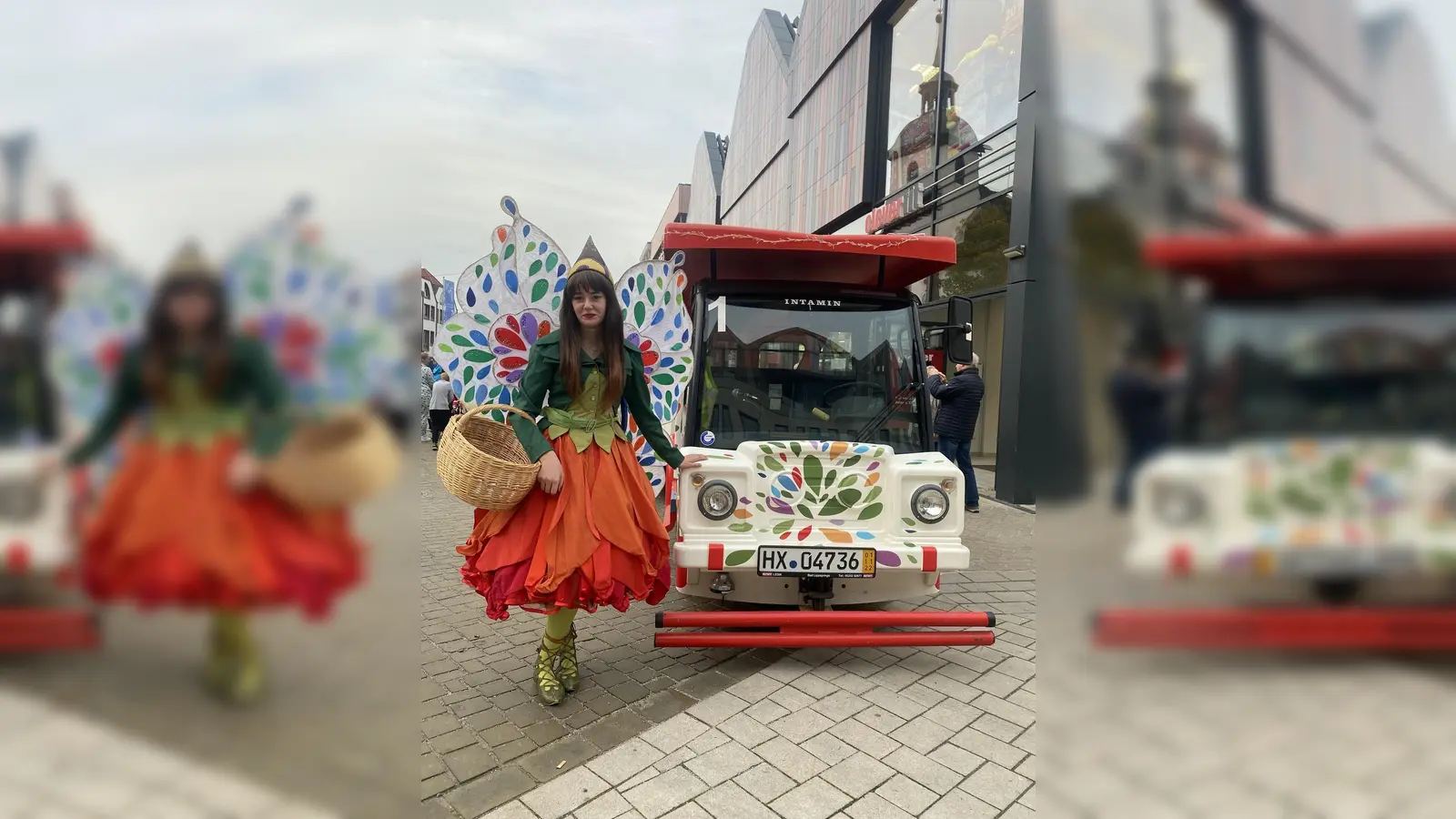 Landesgartenschau-Elfe Holli lädt am 20. Dezember zu weihnachtlichem Basteln, Bimmelbahnfahrten und Hollis Märchenlesung auf den Weihnachtsmarkt ein. (Foto: privat)