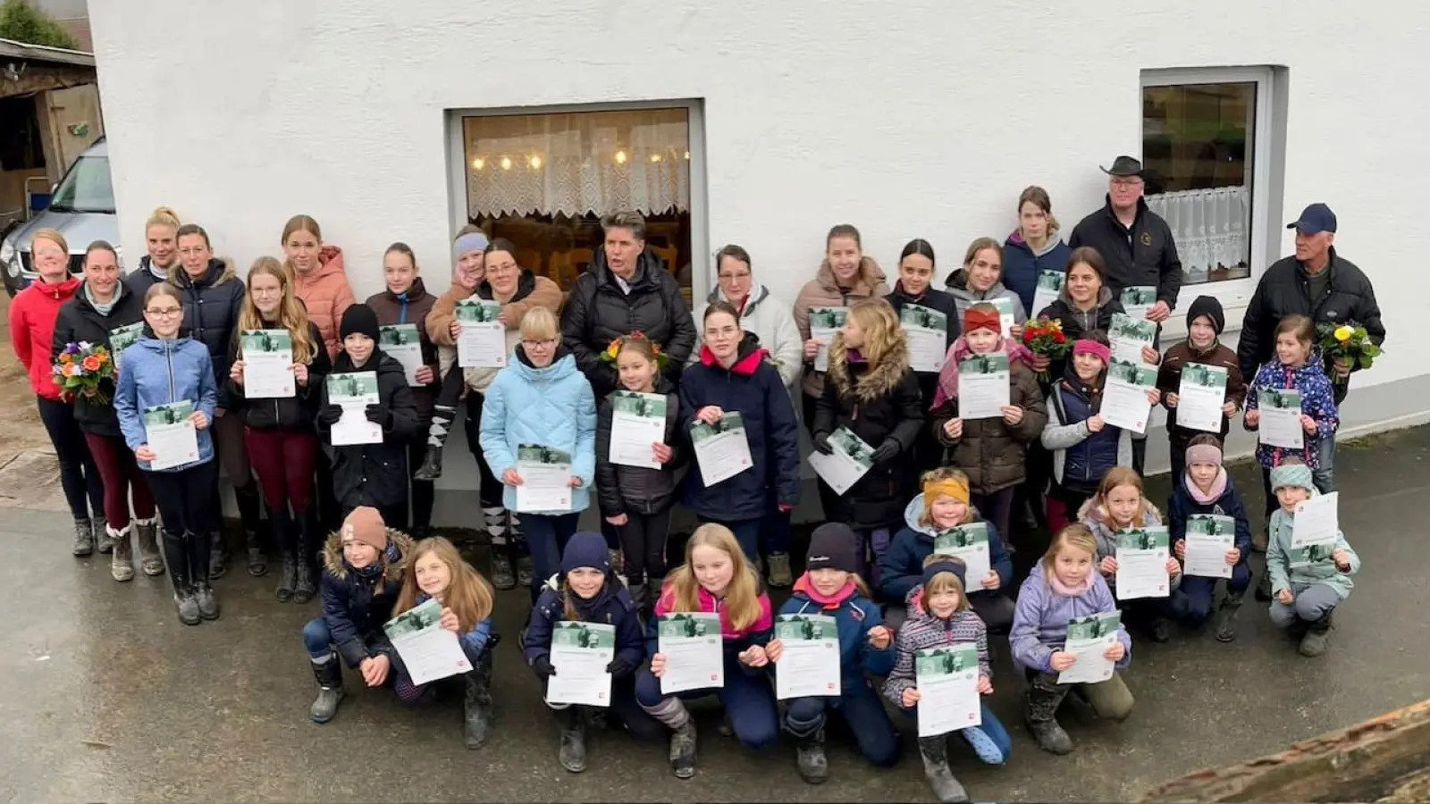Glücklich konnten die Reitvereinmitglieder die Urkunde „Pferdeführerschein - Nachweis der Fachkompetenz im Umgang mit dem Pferd“ von der Deutschen Reiterlichen Vereinigung in Empfang nehmen. (Foto: privat)