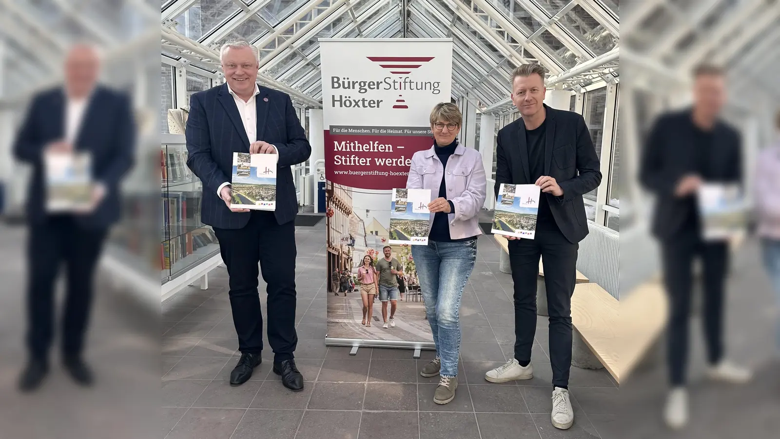 Präsentieren die neue Imagebroschüre der Stadt Höxter (v.l.): Bürgermeister Daniel Hartmann, Claudia Pelz-Weskamp (Vorsitzende der Bürgerstiftung Höxter) und Pressesprecher Markus Finger. (Foto: Stadt Höxter)