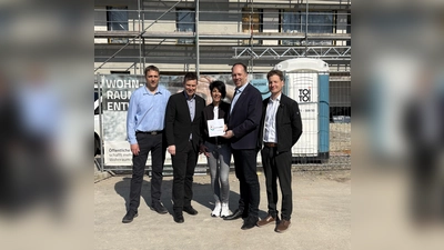 V.l.: Michael Dubbert (Lebenshilfe), Michael Scholle (Stadt Bad Driburg), Tina MacLeod (Lebenshilfe), MdL Marco Schmitz (Vorsitzender des Stiftungsrats der SozialstiftungNRW) und Jerome Major (Lebenshilfe). (Foto: privat)