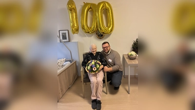 Zum 100. Geburtstag von Hildegard Marx überreicht Einrichtungsleiter Pascal Busse herzliche Glückwünsche und einen Strauß Blumen. (Foto: KHWE)