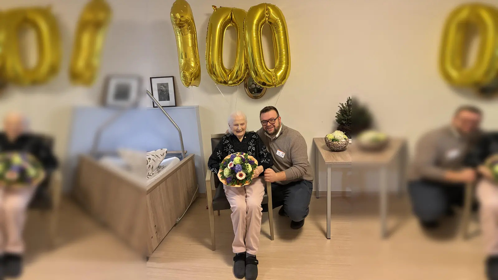 Zum 100. Geburtstag von Hildegard Marx überreicht Einrichtungsleiter Pascal Busse herzliche Glückwünsche und einen Strauß Blumen. (Foto: KHWE)