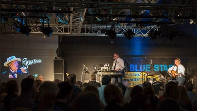 Richard Rossbach (li.) Jürgen Rau (re.) laden zu einer rasanten Reise durch die Geschichte der Rock- und Popmusik ein. (Foto: Studio-b8.de)