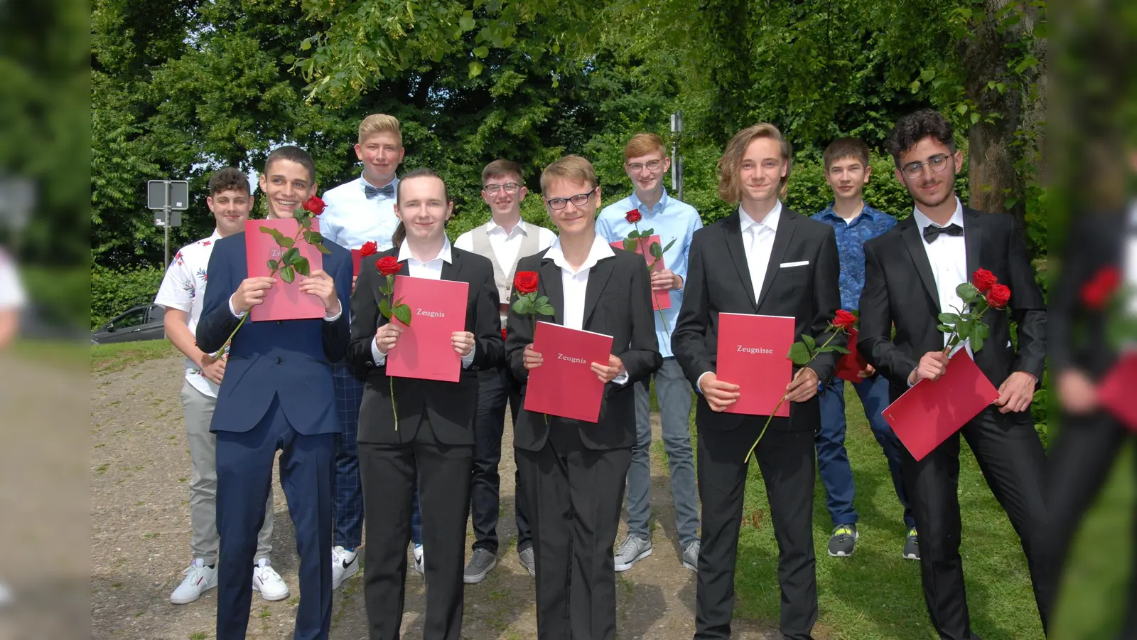 Die junge MÄnner der 10 a halten ihren Abschluss in den Händen. (Foto: Foto: Peter-Hille-Schule)