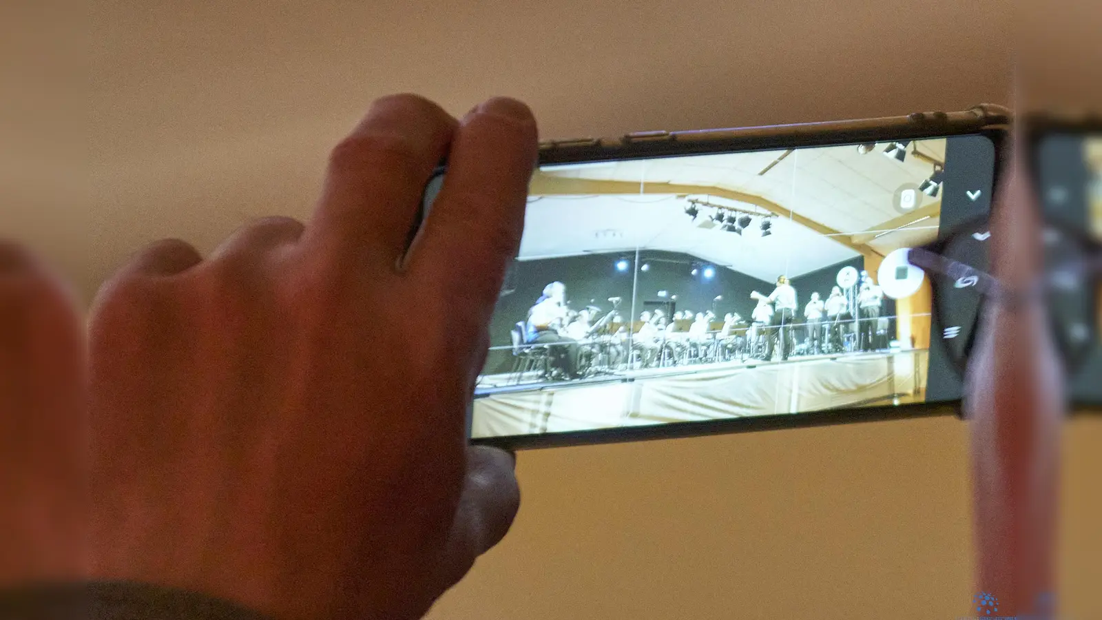 Das Publikum war begeistert vom musikalischen Programm. Einige Besucher hielten gar das Geschehen auf der Bühne im Film fest. (Foto: Stefan Bönning)
