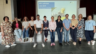 Die Organisator*innen zusammen mit der Dezernentin für Gesundheit und Soziales, Stefanie Ahlborn (3.v.r.), und KVHS-Leiterin Corinna Schmidt (2.v.r.) haben sich über einen rege Beteiligung an der Veranstaltung gefreut. (Foto: Landkreis Holzminden)