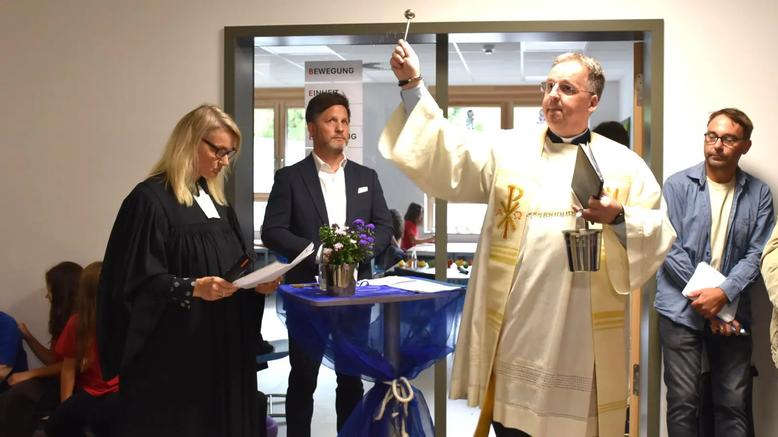 Pfarrerin Nadje-Wirt und Pastor Massolle hielten Andacht und segneten Haus und Schulgemeinschaft.  (Foto: Barbara Siebrecht)