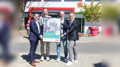 Freuen sich auf Firmenlauf in Höxter: Andreas Trotz (Sparkasse Paderborn-Detmold-Höxter), Jens Klingemann (Geschäftsführer Sport- und Modehaus Klingemann), Thomas Pottmeier (AOK NordWest) und Jörg Albers (Sparkasse Paderborn-Detmold-Höxter).  (Foto: AOK)