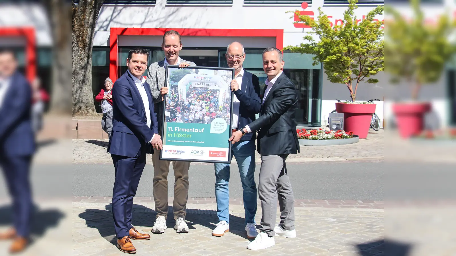 Freuen sich auf Firmenlauf in Höxter: Andreas Trotz (Sparkasse Paderborn-Detmold-Höxter), Jens Klingemann (Geschäftsführer Sport- und Modehaus Klingemann), Thomas Pottmeier (AOK NordWest) und Jörg Albers (Sparkasse Paderborn-Detmold-Höxter).  (Foto: AOK)