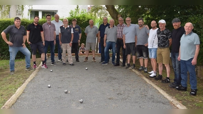 Helfer und Unterstützer (v.l.): Bernd Hoga, Dominik Stromberg, Martin Weinholz, Josef Hartmann, Helmut Hartmann, Yvonne Otto, Paul Otto, Reinhold Hartmann, Johannes Mergenthal, Karl-Heinz Stromberg, Henry Meier, Michael Rasche, Berthold Schneider, Heiner Dewenter, Stefan Stromberg und Norbert Koch. Nicht auf dem Bild sind Hans-Georg Sander und Marcel Stromberg. (Foto: Marc Otto)