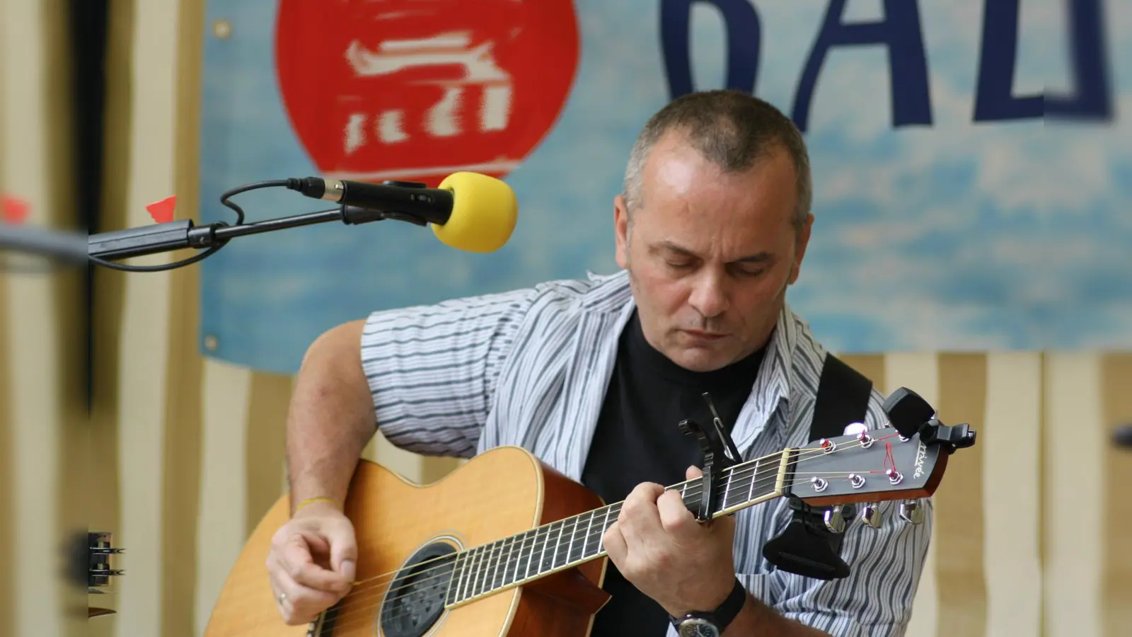 Chris Blevins eröffnet den Holzmindener Marktsommer mit handgemachter Livemusik. (Foto: Chris Blevins)
