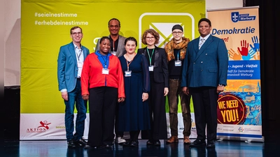 Gemeinsam für mehr Offenheit, Teilhabe und Gemeinschaft: (v.l.): Bürgermeister Tobias Scherf, Autorin und Bildungsaktivistin Olaolu Fajembola, Sänger und Rapper Martin Rietsch („2schneidig“), Koordinatorin Semira Klenk, Antidiskriminierungspädagogin Miriam Nadimi Amin, Sozialwissenschaftler Max Barnewitz und Prof. Dr. Lorenz Narku Laing. (Foto: Stadt Warburg)