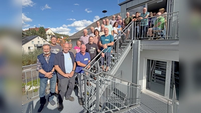 Sehr gefragt: Die Ehrenamtlichen der fünf lokalen Reparaturinitiativen trafen sich zum Erfahrungsaustausch in Scherfede. Zwei weitere Repair Cafés entstehen in Bad Driburg und Dalhausen. (Foto: Kreis Höxter)