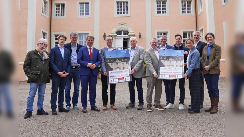 Freuen sich, das bereits sechste Landluftkonzert in Rheder ankündigen zu dürfen (v.l.): Horst Laffontien, Ferdinand Freiherr von Spiegel, Friedrich Luchterhandt (künstlerischer Betriebsdirektor der NWD), Landrat Michael Stickeln, Bürgermeister Alexander Kleinschmidt, Werner Seeger (Veranstalter), Bernhard Fischer (Vorsitzender Kulturring), Dominik Reineke (VerbundVolksbank OWL), Thomas Albers (Vereinigte Volksbank) Julia Ures, Hans-Gerd Brökel (Sparkasse Paderborn-Detmold-Höxter), Marie von Spiegel. (Foto: Stadt Brakel)