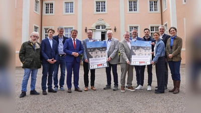 Freuen sich, das bereits sechste Landluftkonzert in Rheder ankündigen zu dürfen (v.l.): Horst Laffontien, Ferdinand Freiherr von Spiegel, Friedrich Luchterhandt (künstlerischer Betriebsdirektor der NWD), Landrat Michael Stickeln, Bürgermeister Alexander Kleinschmidt, Werner Seeger (Veranstalter), Bernhard Fischer (Vorsitzender Kulturring), Dominik Reineke (VerbundVolksbank OWL), Thomas Albers (Vereinigte Volksbank) Julia Ures, Hans-Gerd Brökel (Sparkasse Paderborn-Detmold-Höxter), Marie von Spiegel. (Foto: Stadt Brakel)