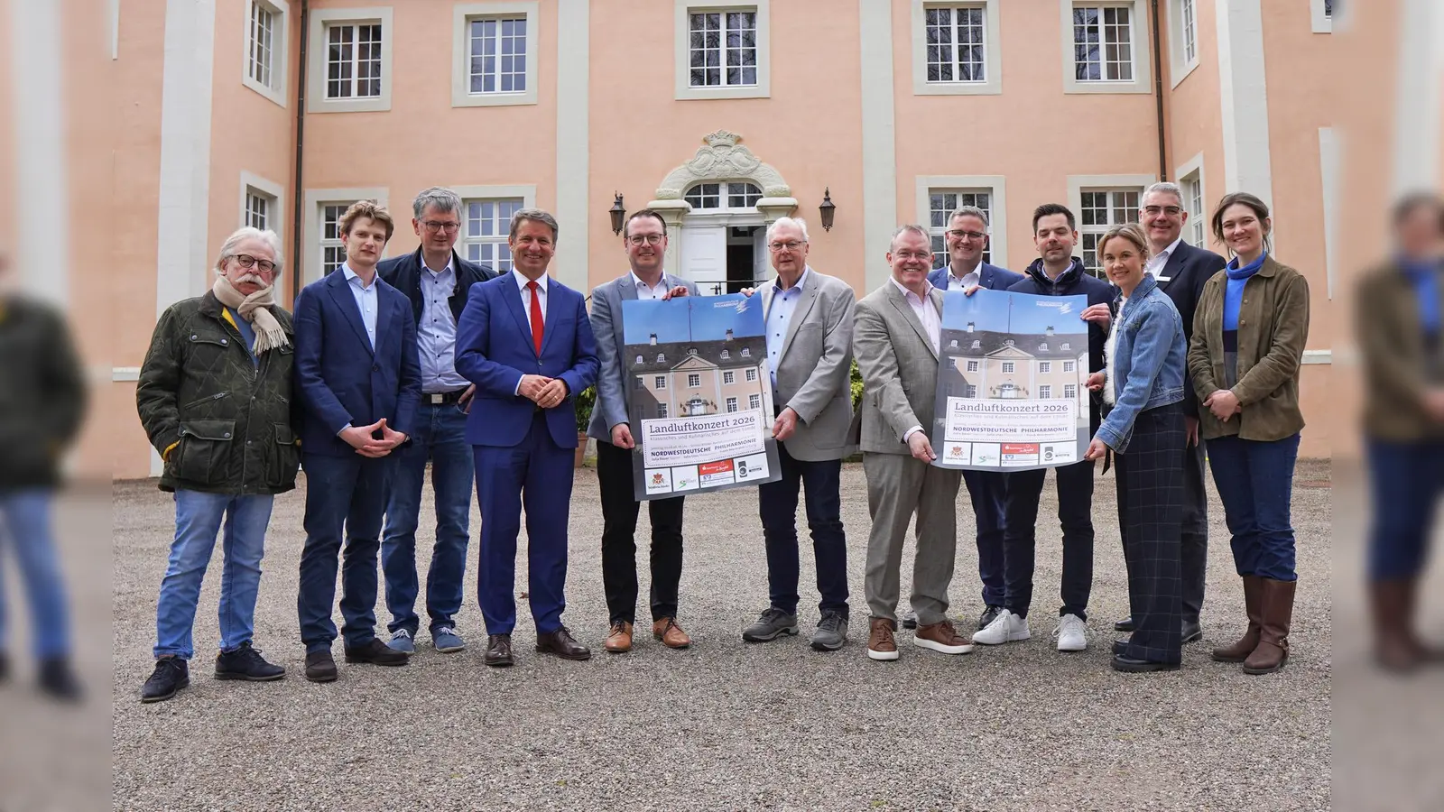 Freuen sich, das bereits sechste Landluftkonzert in Rheder ankündigen zu dürfen (v.l.): Horst Laffontien, Ferdinand Freiherr von Spiegel, Friedrich Luchterhandt (künstlerischer Betriebsdirektor der NWD), Landrat Michael Stickeln, Bürgermeister Alexander Kleinschmidt, Werner Seeger (Veranstalter), Bernhard Fischer (Vorsitzender Kulturring), Dominik Reineke (VerbundVolksbank OWL), Thomas Albers (Vereinigte Volksbank) Julia Ures, Hans-Gerd Brökel (Sparkasse Paderborn-Detmold-Höxter), Marie von Spiegel. (Foto: Stadt Brakel)