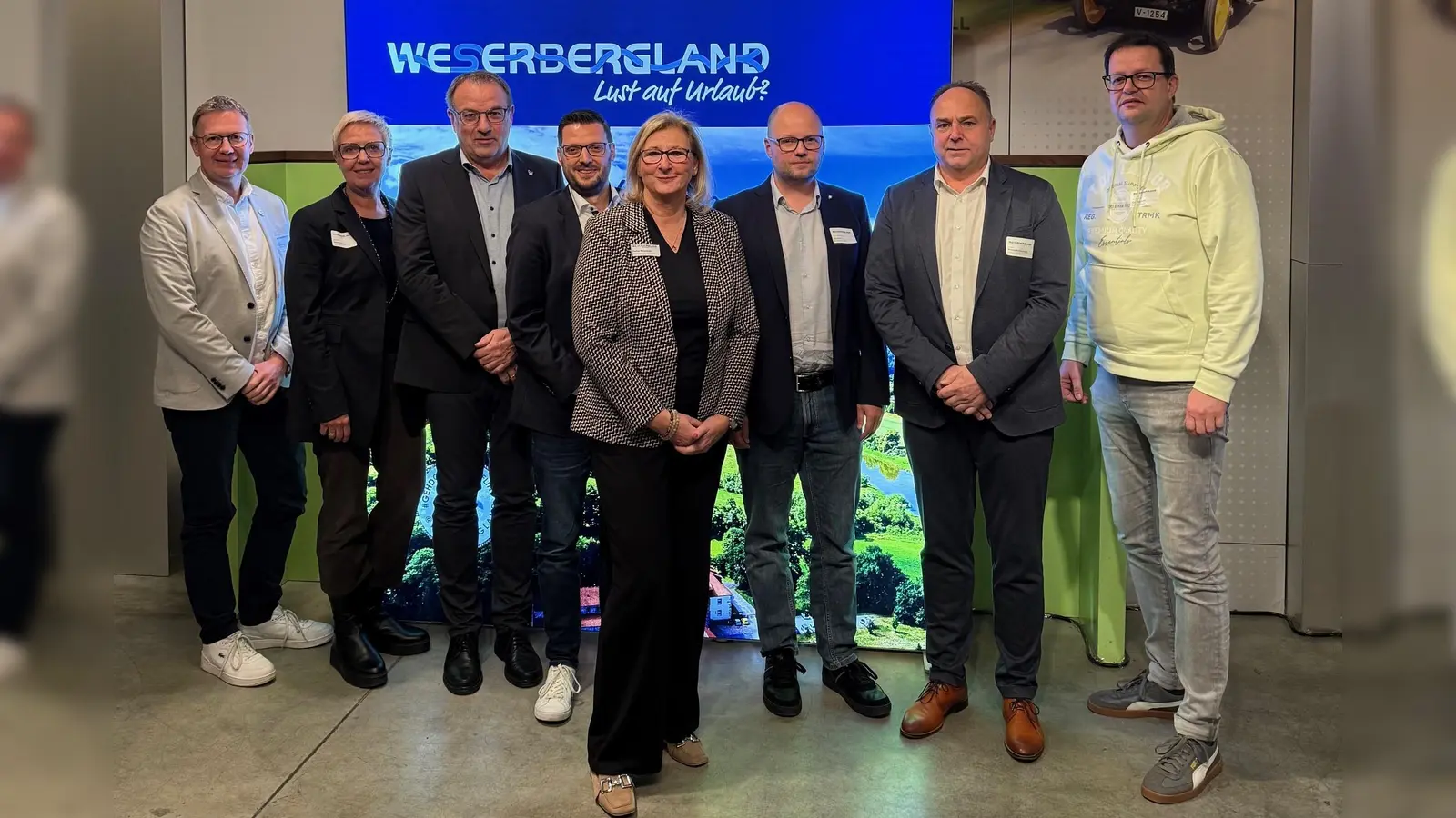 Vorstand des Weserbergland Tourismus e.V. (v.l.): Martin Brünig (Dezernent Landkreis Northeim), Martina Harms (Erste Stadträtin Stadt Hameln), Klaus Blome (Bürgermeister Stadt Bad Pyrmont und stellv. Vorsitzender), Björn Daugs (Geschäftsführer Bad Pyrmont Tourismus GmbH), Petra Wegener (Geschäftsführerin Weserbergland Tourismus e.V.), Nils Prawitt (Stellvertretende Amtsleitung 80 - Tourismus Landkreis Schaumburg), Michael Schünemann (Landrat Landkreis Holzminden und Vorsitzender), Cornelius Turrey (Bürgermeister Gemeine Wesertal). (Foto: Weserbergland Tourismus e.V)