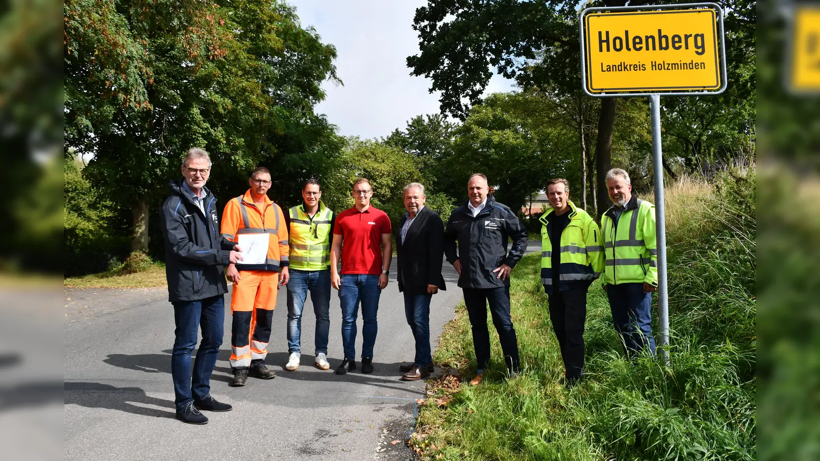 Straßensanierung geht voran (v.l.): Kreisbaurat Ralf Buberti, Streckenwart Marco Eikhoff, Sebastian Keine (Bauleiter Negenborner Baugesellschaft), Dennis Schoppmeier (Nolte Bau Beverungen), Wilhelm Timmermann (Geschäftsführer Negenborner Baugesellschaft), Landrat Michael Schünemann, Jens Caninenberg (Planer Straßenmeisterei) und Jürgen Twele (Bereichsleiter Straßenmeisterei)  (Foto: Peter Drews/Landkreis Holzminden)