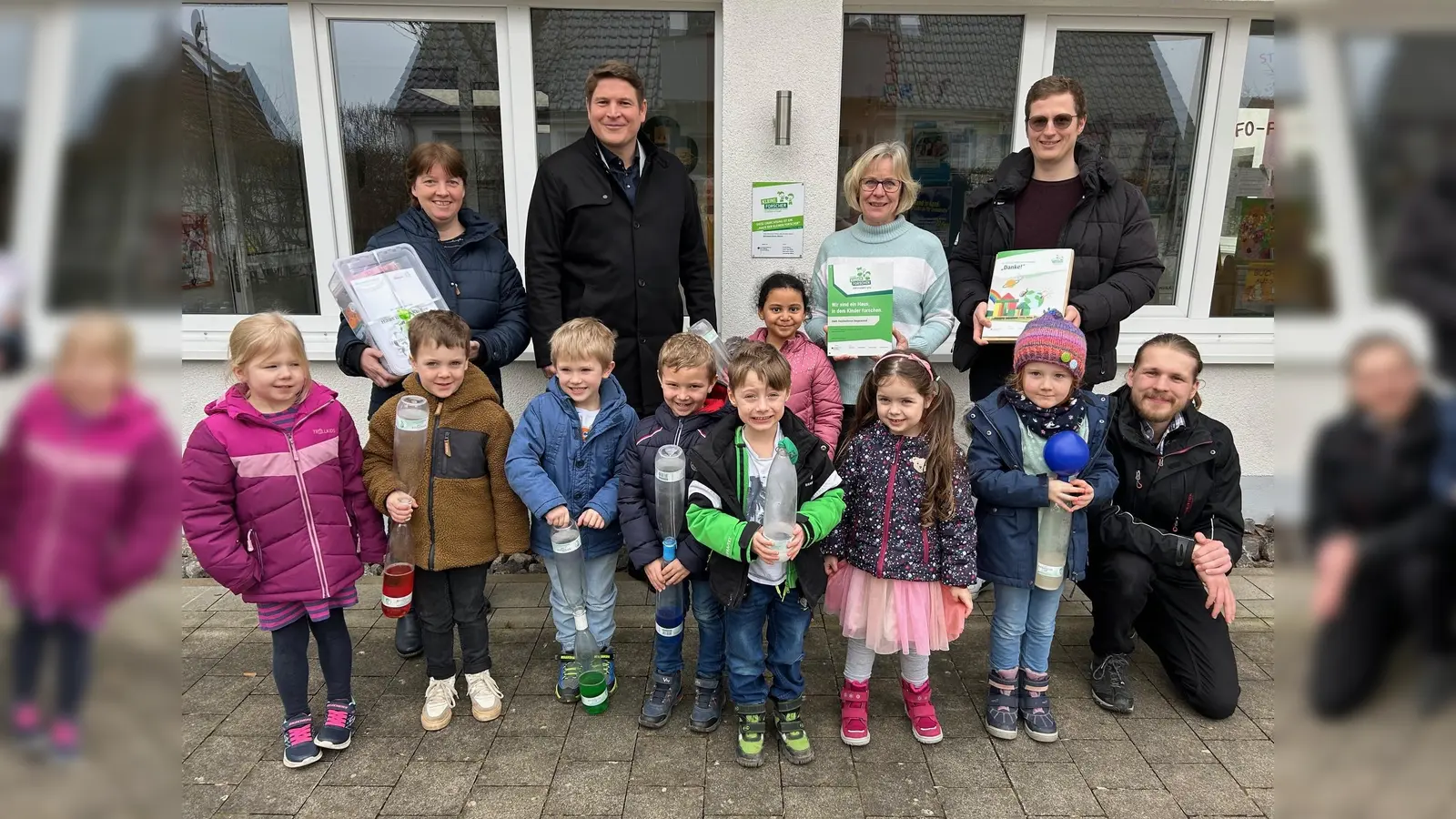 Über die Auszeichnung freuen sich Petra Herbold (FFB), Nicolas Aisch (Bürgermeister der Stadt Borgentreich), Klaudia Freye (Beiratsvorsitzende vom Verein Natur und Technik), (Netzwerkkoordinator der Stiftung Kinder forschen vom Kreis Höxter) Michael Schabedoth, Alexander Mutz (FFB) und die Kinder vom Kinderparlament: Helena, Theo, Ben, Leonel, Nour, Lio, Amelie und Mathea. (Foto: Stadt Borgentreich)