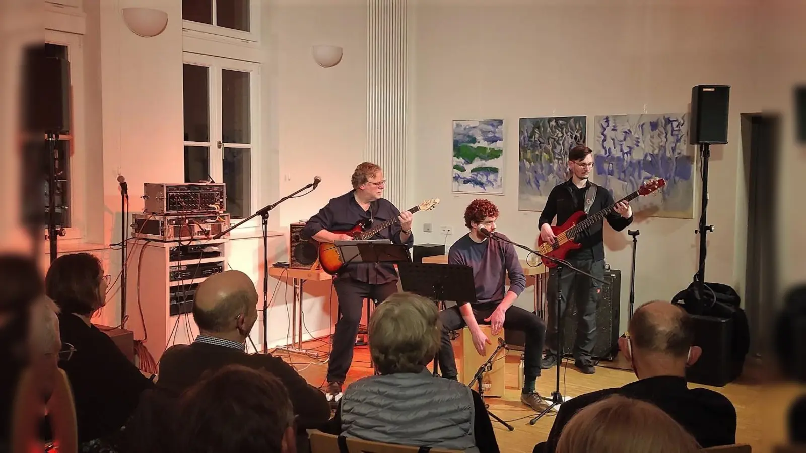 Das Trio „Yellow Fields“ vor einigen Bildern von Eichhorn. (Vl.) Prof. Dr. Johannes Eichhorn, Lorenz Schuster und Philipp Becker. (Foto: Inge Seidenstücker)