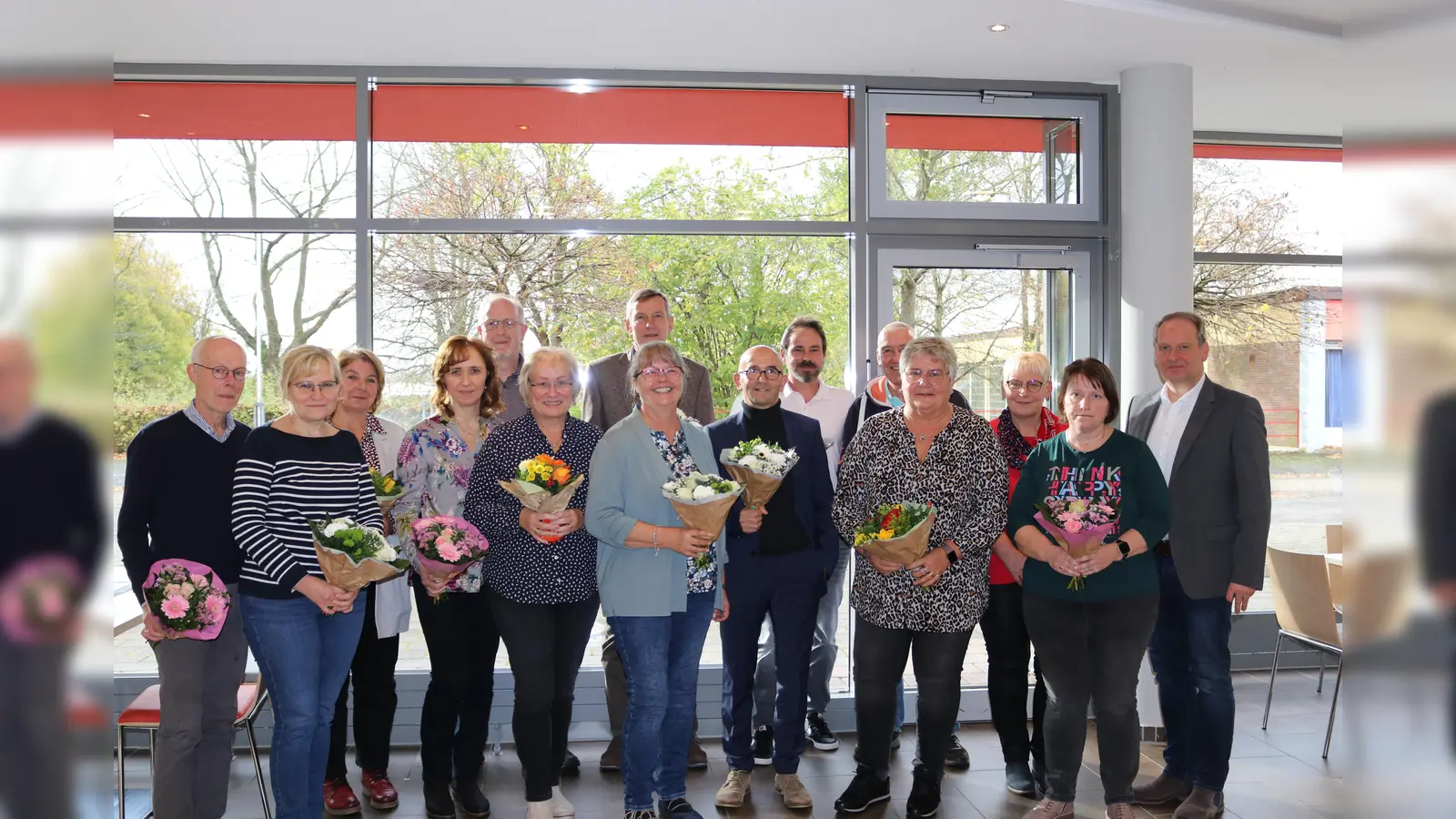 Die geehrten Jubilare der Caritas Wohnen gGmbH bei der Feier im Haus Bethlehem mit Petra Dissen, Mitarbeitervertretung, und Matthias Schmidt, Geschäftsführung. (Foto: CWW)