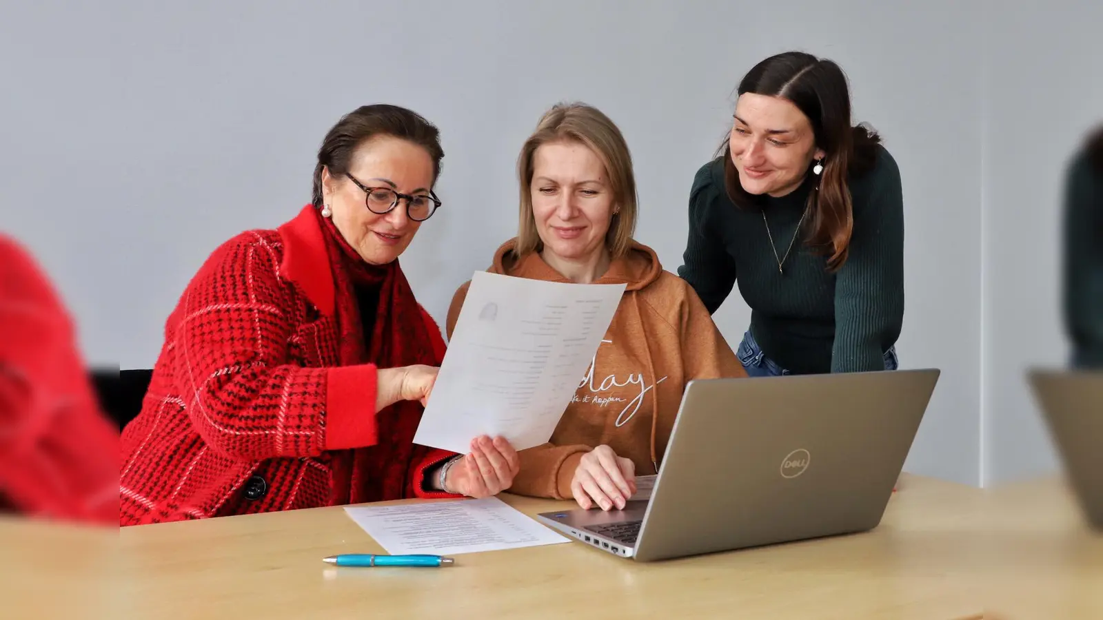 Individuelle Unterstützung beim Erstellen der Bewerbungsunterlagen: v.l. Hannelore Kessler-Dippel, Olena Bukhanova und Nadeshda Gaas.  (Foto: Landkreis Kassel)
