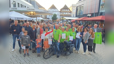 Verdienter Lohn für besondere Leistungen: (v.r.) Bürgermeister Daniel Hartmann zeichnet zusammen mit Karolin Bludau und Katharina Koßmann (Stadt Höxter, Abtl. Planung und Umwelt) die Gewinner der Kampagne „Stadtradeln 20223“ für das Stadtgebiet Höxter aus.  (Foto: Stadt Höxter)
