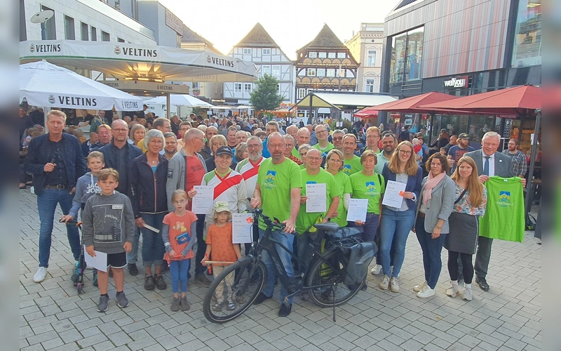 Verdienter Lohn für besondere Leistungen – (v.r.) Bürgermeister Daniel Hartmann zeichnet zusammen mit Karolin Bludau und Katharina Koßmann (Stadt Höxter, Abtl. Planung und Umwelt) die Gewinner der Kampagne „Stadtradeln 20223“ für das Stadtgebiet Höxter aus.  (Foto: Stadt Höxter)