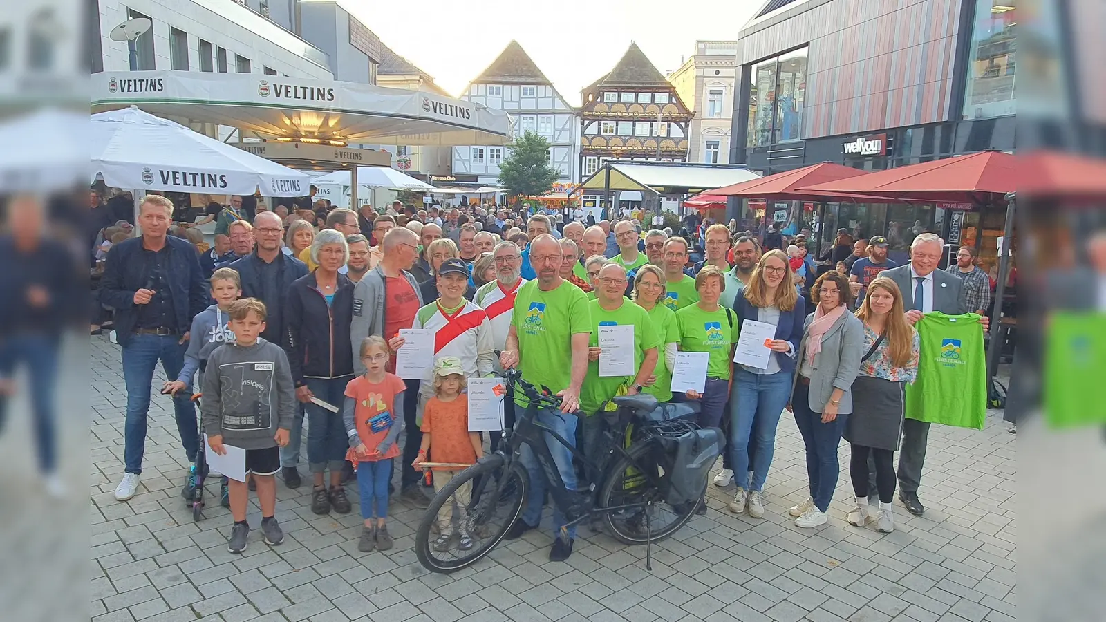 Verdienter Lohn für besondere Leistungen: (v.r.) Bürgermeister Daniel Hartmann zeichnet zusammen mit Karolin Bludau und Katharina Koßmann (Stadt Höxter, Abtl. Planung und Umwelt) die Gewinner der Kampagne „Stadtradeln 20223“ für das Stadtgebiet Höxter aus.  (Foto: Stadt Höxter)