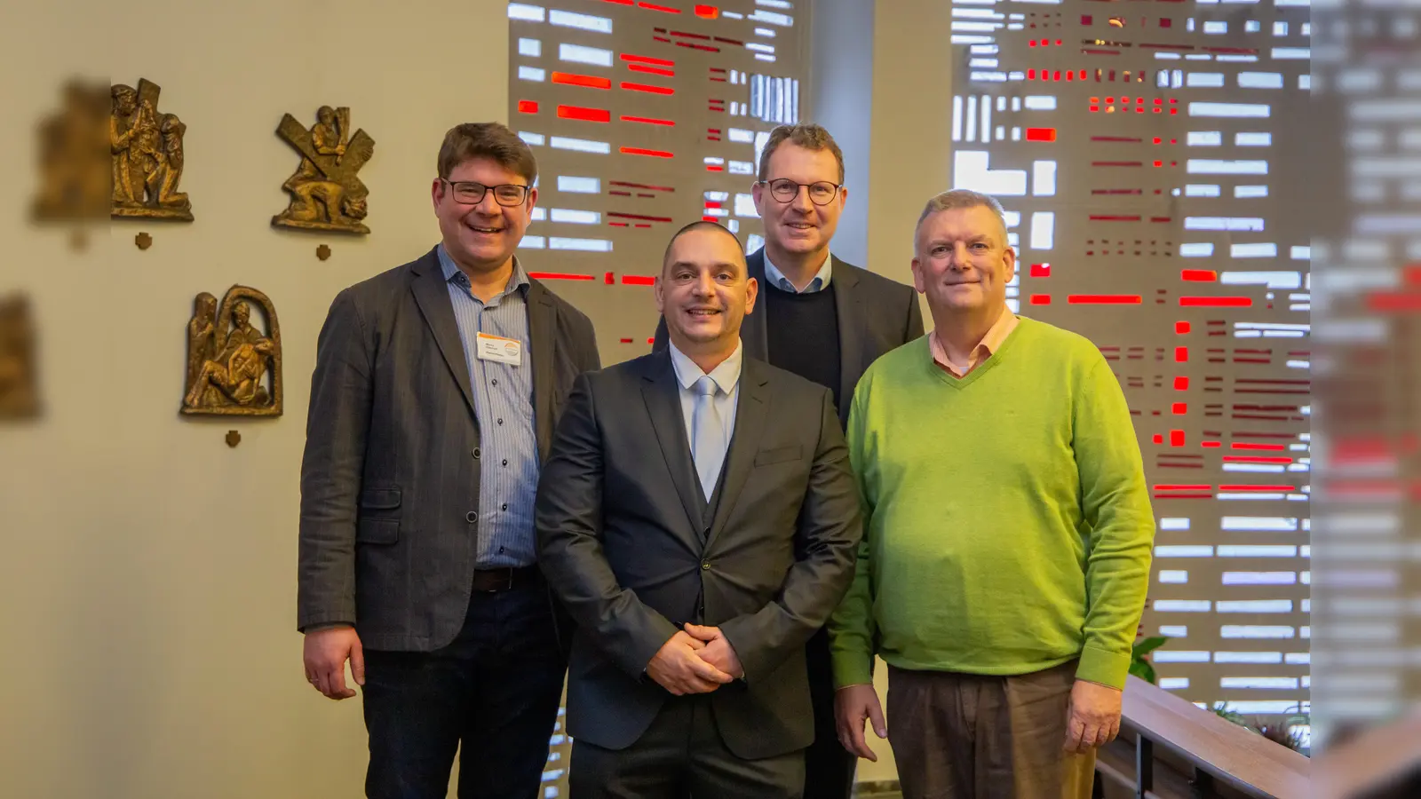 Sie begrüßen den neuen Chefarzt für Neurologie am St. Josef Hospital der KHWE in Bad Driburg (von links): Standortleiter Marko Ellerhoff, Dr. Djordje Stojkovic, Verwaltungsratsvorsitzender Marcel Giefers und KHWE-Geschäftsführer Christian Jostes. (Foto: KHWE)