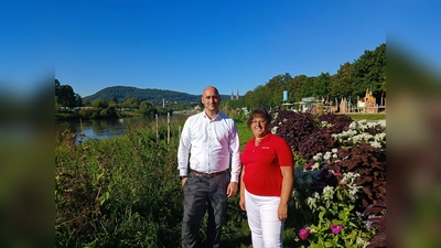 Die Gartenschau ist ein Gewinn für die Stadt Höxter: Das finden jedenfalls die beiden Geschäftsführer Jan Sommer und Claudia Koch, hier an der neugestalteten Weserpromenade. Der Park erstreckt sich am Fluss entlang bis nach Corvey und schafft dadurch eine Verbindung zwischen der mittelalterlichen Altstadt und dem Schloss Corvey. (Foto: LGS Höxter/Manuela Puls)