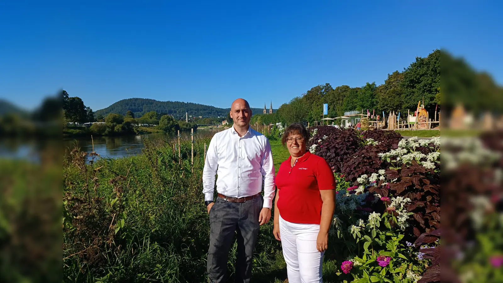 Die Gartenschau ist ein Gewinn für die Stadt Höxter: Das finden jedenfalls die beiden Geschäftsführer Jan Sommer und Claudia Koch, hier an der neugestalteten Weserpromenade. Der Park erstreckt sich am Fluss entlang bis nach Corvey und schafft dadurch eine Verbindung zwischen der mittelalterlichen Altstadt und dem Schloss Corvey. (Foto: LGS Höxter/Manuela Puls)