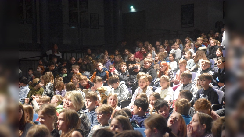 Rund 1.400 Viertklässler erlebten ein mitreißendes Konzert mit der Nordwestdeutschen Philharmonie und „Joseph Haydn”.  (Foto: Barbara Siebrecht)