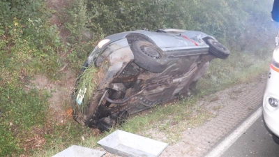 Die Unfallwagen kam im Straßengraben zum Liegen.  (Foto: Polizei)