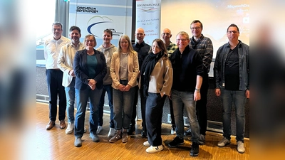Thorsten Kittel (stellv. Schulleiter Gymnasium), Tino Wenkel (Bürgermeister), Helga Lange (Schulleiterin Sekundarschule), Marius Puchta (Digitalisierungsbeauftragter Sekundarschule), Tanja Rencker (Didaktische Leitung, Sekundarschule), Michael Becker (Medienberater), Daniela Schiller (BNE-Prozessbegleitung), Markus Spieker (Medienberater), Christian Schlenke (BNE-Prozessbegleitung), Franz Kanne (Digitalisierungsbeauftragter Gymnasium) Alexander Pieper (Medienberater) (Foto: Tanja Renker)
