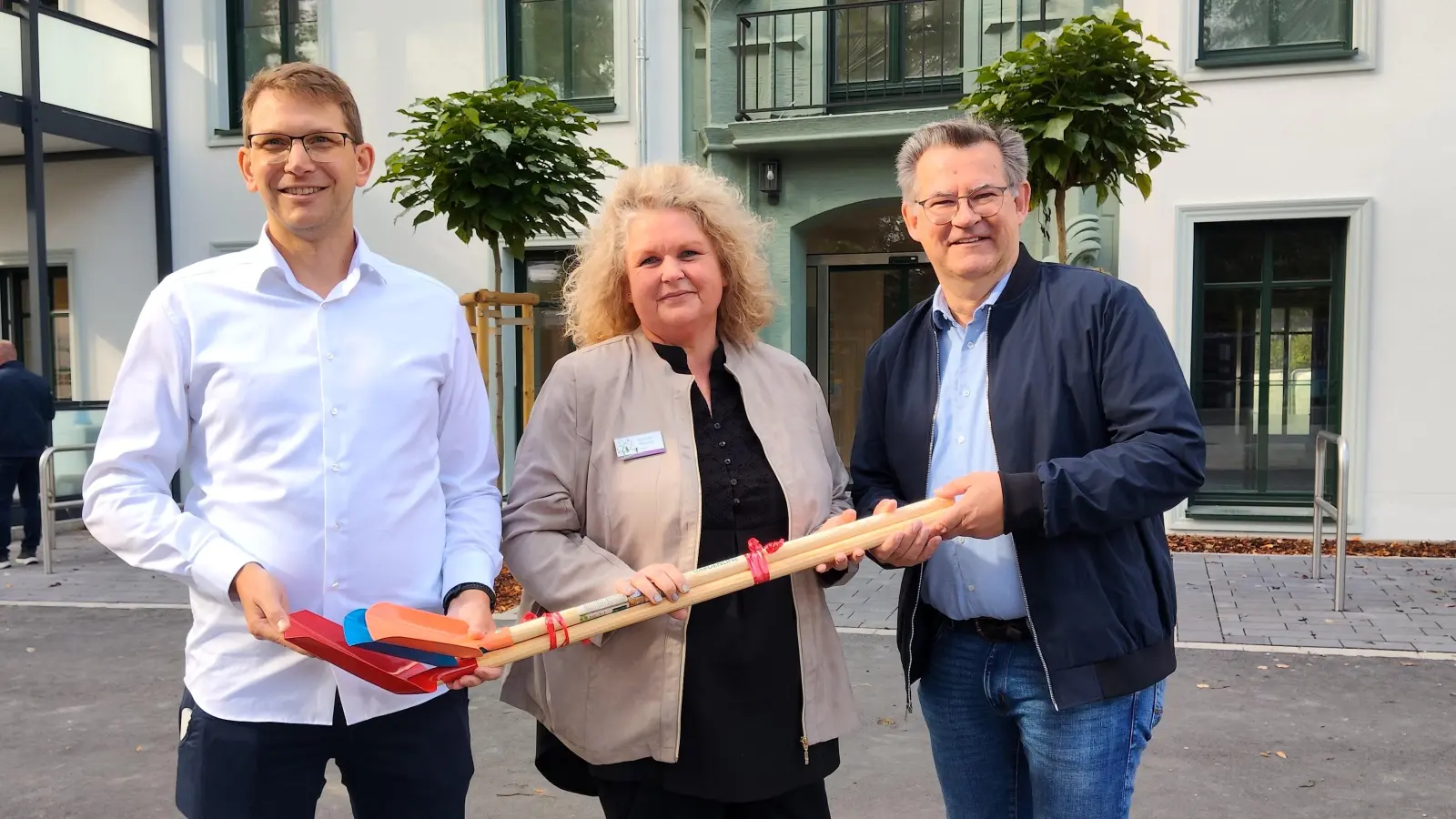 Jens Tegethoff (links) und Christian Rodemeyer (rechts) gratulieren Leiterin Sandra Wiedey (Mitte). (Foto: Doris Dietrich)