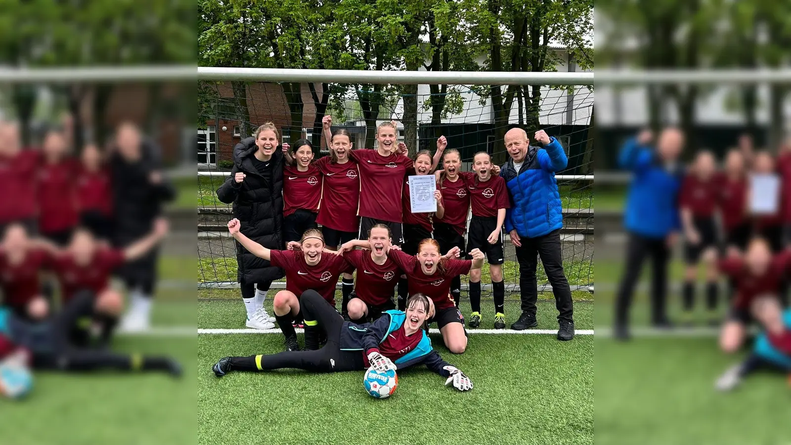 Platz eins bei den Bezirksmeisterschaften in Herford. Damit haben sich die Breden-Mädchen für die Landesmeisterschaften in Duisburg qualifiziert. Darüber freuen sich (hinten von links): Praxis-Semesterstudentin Inga Kros, Emma Schönhals, Isabel Frewer, Jule Frischemeier, Amy Krieger, Franziska Wegener, Halen Rasche und Sportlehrer Bernd Övermöhle sowie (kniend von links) Dahlia Bracht, Anna Schmereim, Marie Kleibrink und vorne Torhüterin Nele Appelt. (Foto: Kreis Höxter)