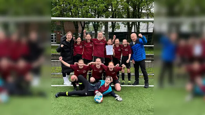 Platz eins bei den Bezirksmeisterschaften in Herford. Damit haben sich die Breden-Mädchen für die Landesmeisterschaften in Duisburg qualifiziert. Darüber freuen sich (hinten von links): Praxis-Semesterstudentin Inga Kros, Emma Schönhals, Isabel Frewer, Jule Frischemeier, Amy Krieger, Franziska Wegener, Halen Rasche und Sportlehrer Bernd Övermöhle sowie (kniend von links) Dahlia Bracht, Anna Schmereim, Marie Kleibrink und vorne Torhüterin Nele Appelt. (Foto: Kreis Höxter)