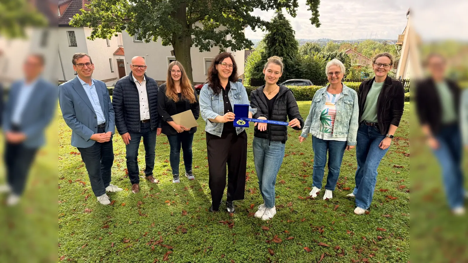 Bürgermeister Tobias Scherf (links) und Westenergie-Kommunalmanager Thorsten Hildebrandt (2. v. l.) freuten sich gemeinsam mit den Anwesenden über das herausragende Engagement der youngcaritas Warburg. (Foto: Stadt Warburg)