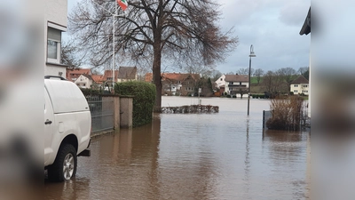 Die Weser füllt das gesamte Tal zwischen hier Rothe Straße in Herstelle und den Häusern von Würgassen am anderen Ufer.  (Foto: Barbara Siebrecht)