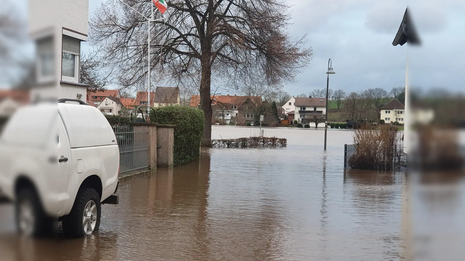 Die Weser füllt das gesamte Tal zwischen hier Rothe Straße in Herstelle und den Häusern von Würgassen am anderen Ufer.  (Foto: Barbara Siebrecht)