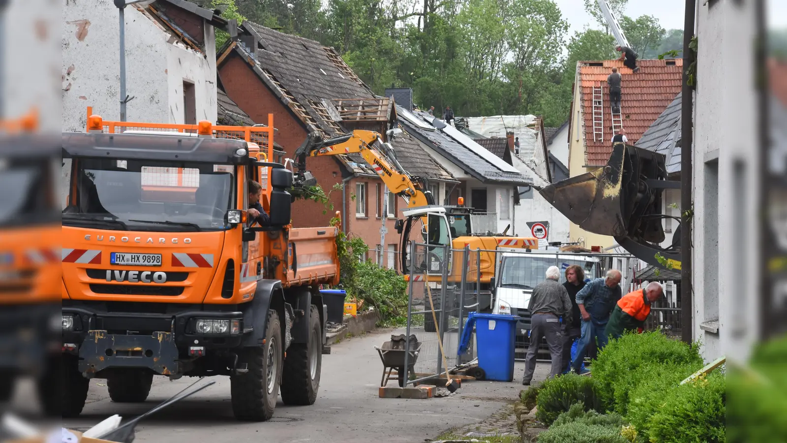 Aufräumarbeiten in der Straße "Im Wiesengrund" in Lütmarsen. (Foto: Peter Vössing)