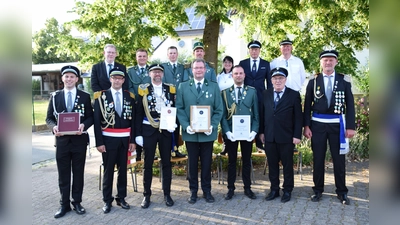 Gruppenbild (h. v.) André Knipping, Niclas Krafzig, Janek Güthoff, Markus Rudolph, Beatrix Meyer, Peter Riepe, Heinz-Jürgen Schüttemeyer und (vorne v. l.) Simon Anke, Stefan Bobbert, Uli Kleinschmidt, Andreas Peine, Martin Soethe, Georg Dressler, Martin Vössing (Foto: Sonja Bobbert)