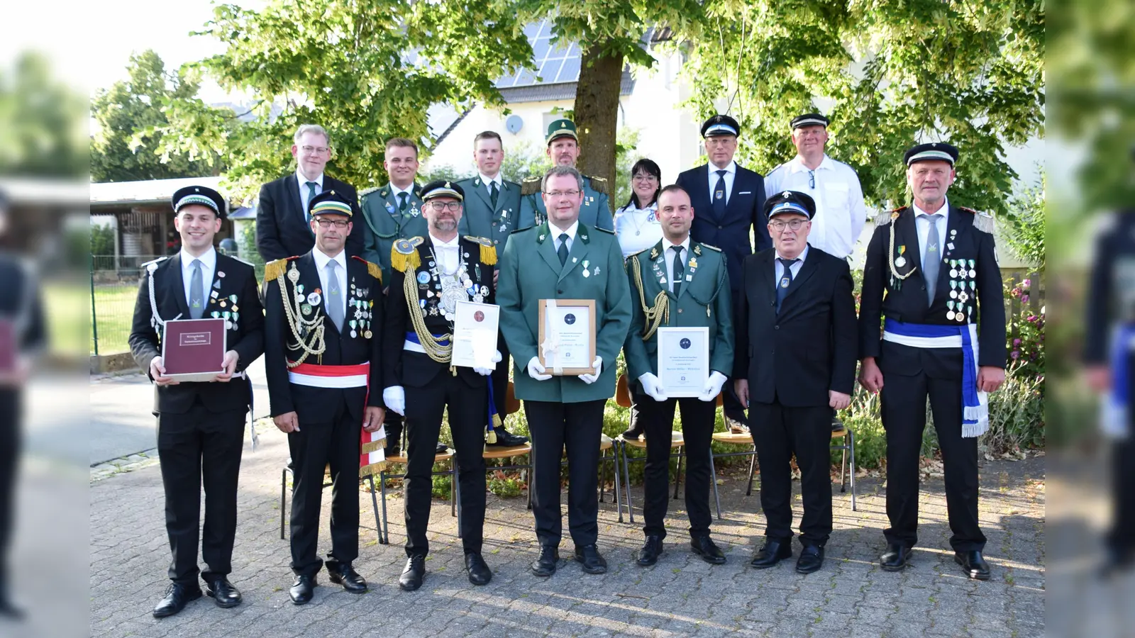 Gruppenbild (h. v.) André Knipping, Niclas Krafzig, Janek Güthoff, Markus Rudolph, Beatrix Meyer, Peter Riepe, Heinz-Jürgen Schüttemeyer und (vorne v. l.) Simon Anke, Stefan Bobbert, Uli Kleinschmidt, Andreas Peine, Martin Soethe, Georg Dressler, Martin Vössing (Foto: Sonja Bobbert)