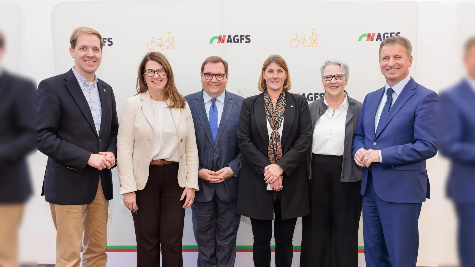 Landrat Michael Stickeln (rechts) ist in das AGFS-Präsidium gewählt worden: Auf dem Foto die Präsidiumsmitglieder von links: Dr. Christan Schulze Pellengahr, Landrat im Kreis Coesfeld, Karola Voß, Bürgermeisterin der Stadt Ahaus, Frank Meyer, Oberbürgermeister der Stadt Krefeld und Vorsitzender des AGFS-Präsidiums, Martina Förster-Teutenberg, Bürgermeisterin der Stadt Lünen, Christine Fuchs, Vorstand der AGFS NRW, und Michael Stickeln, Landrat des Kreises Höxter. (Foto: AGFS NRW/Dirk Baumbach)