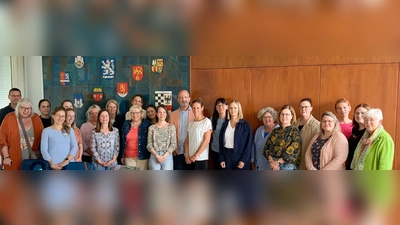Von links 1. Reihe Monika Meyer (SoVD), Carina Stegemann (Gleichstellungsbeauftragte Landkreis Holzminden), Joyce Düker-Böker (komm.GB Stadt Hol), Susanne Krug (Koordinierungsstelle Migration und Teilhabe LK), Marie-Luise Niegel (Leitung JC Hol), Silke Clerc (BISS), Ilona Feyer-Yurttas (Präv.Hilfen LK), Katharina Stelzer (Jugendamt LK), Sabine Meyer v. Wolff (GB Boffzen), Denise Gröne-Liedtke (EzB/ Kibum LK), Renate Effenberger (ehemals SoVD und Mitinitiatorin Frauenhaus)<br><br>Von links 2. Reihe: Andreas Turrey (Polizei Hol), Alina Halling (VfS), Alena Friese (Dezernatsleitung Stadt Hol), Constanze Kühn (Polizei), Tatjana Meyer (Polizei), zwei Mitarbeiterinnen Frauenhaus Hameln, Marc Rolirad (GF VfS), Cornelia Freitag (Caritasverband Hol), Anita Hummel (Befem), Marion Kuntsch (Projekt Begegnung), Sabrina Sauer (Profamilia), Emily Möhle (Erziehungsberatungsstelle LK). (Foto: Landkreis Holzminden)