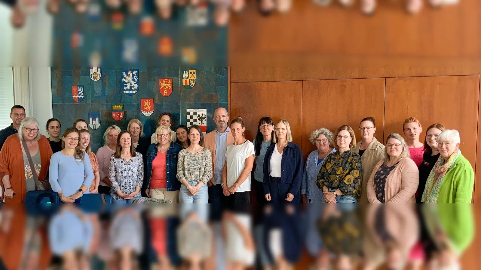 Von links 1. Reihe Monika Meyer (SoVD), Carina Stegemann (Gleichstellungsbeauftragte Landkreis Holzminden), Joyce Düker-Böker (komm.GB Stadt Hol), Susanne Krug (Koordinierungsstelle Migration und Teilhabe LK), Marie-Luise Niegel (Leitung JC Hol), Silke Clerc (BISS), Ilona Feyer-Yurttas (Präv.Hilfen LK), Katharina Stelzer (Jugendamt LK), Sabine Meyer v. Wolff (GB Boffzen), Denise Gröne-Liedtke (EzB/ Kibum LK), Renate Effenberger (ehemals SoVD und Mitinitiatorin Frauenhaus)<br><br>Von links 2. Reihe: Andreas Turrey (Polizei Hol), Alina Halling (VfS), Alena Friese (Dezernatsleitung Stadt Hol), Constanze Kühn (Polizei), Tatjana Meyer (Polizei), zwei Mitarbeiterinnen Frauenhaus Hameln, Marc Rolirad (GF VfS), Cornelia Freitag (Caritasverband Hol), Anita Hummel (Befem), Marion Kuntsch (Projekt Begegnung), Sabrina Sauer (Profamilia), Emily Möhle (Erziehungsberatungsstelle LK). (Foto: Landkreis Holzminden)